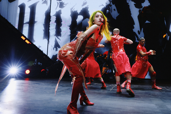 1691374804136732.jpg 蔡依林红衣造型舞姿妖娆.JPG