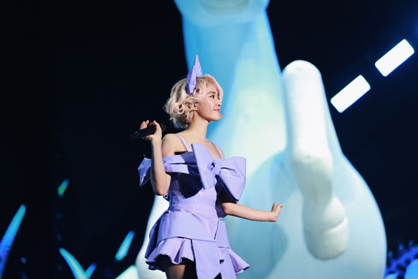 1691374868208320.jpg 蔡依林演唱中间望向观众笑容甜蜜.JPG